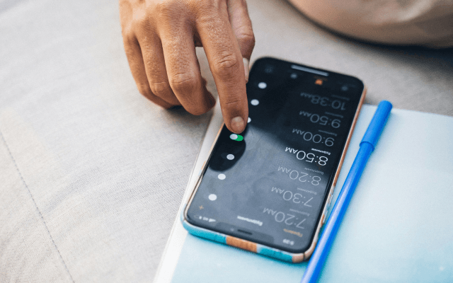 Person sets a reminder on phone